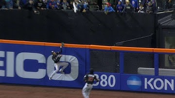 MIA@NYM: Yelich leaps for nice catch at the wall
