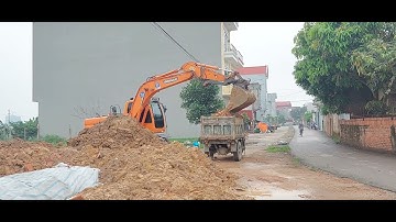 Máy quốc doosan múc đất lên công nông ba bánh #congnongbabanh