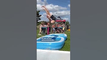 Vrienden bouwen waterglijbaan van 12 meter hoog in achtertuin