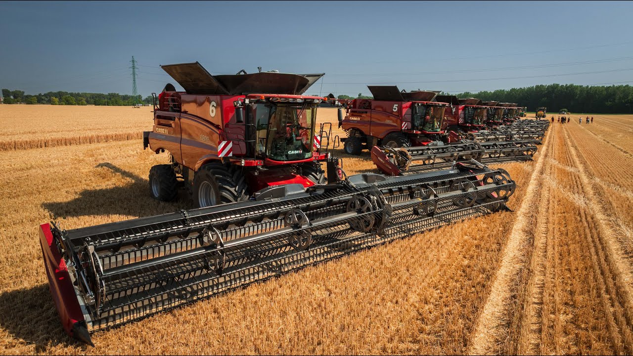 Šesť nových kombajnov Case IH 8260 Axial-Flow na jednom poli.