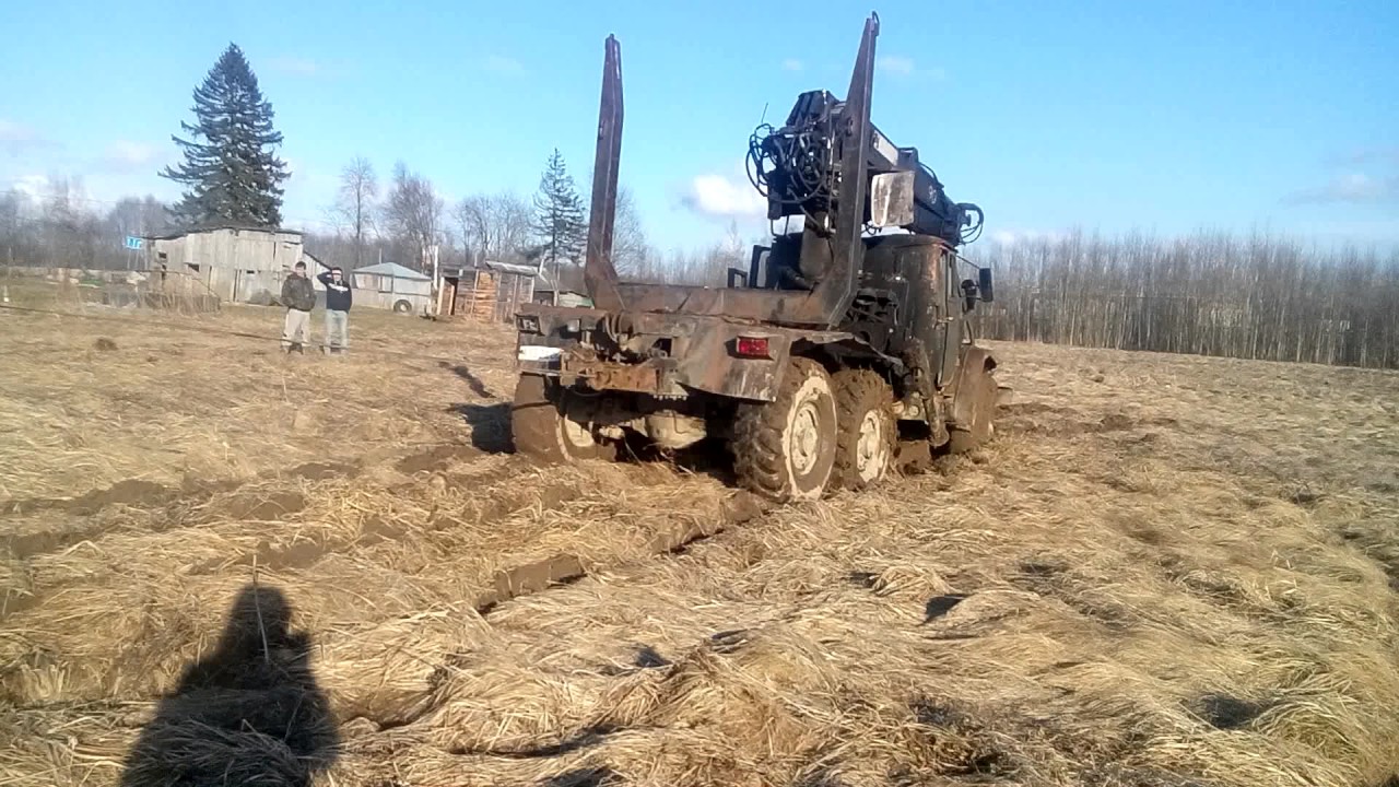 Камаз застрял в грязи Камаз застрял в грязи