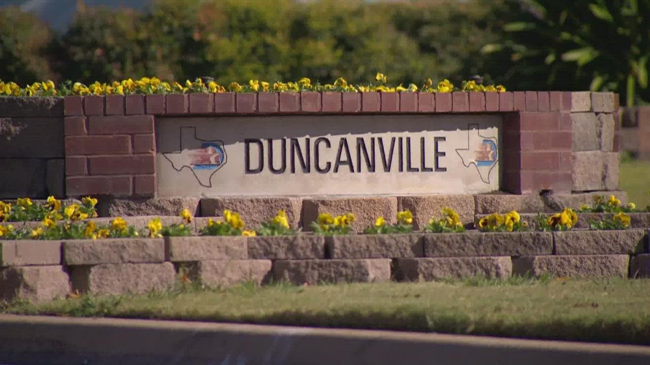 Residents prepare for DuncanvilleDeSoto football game, highlighting