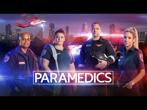 Video: Første Responder redder forældreløs hund og gør hendes del af Paramedic-teamet