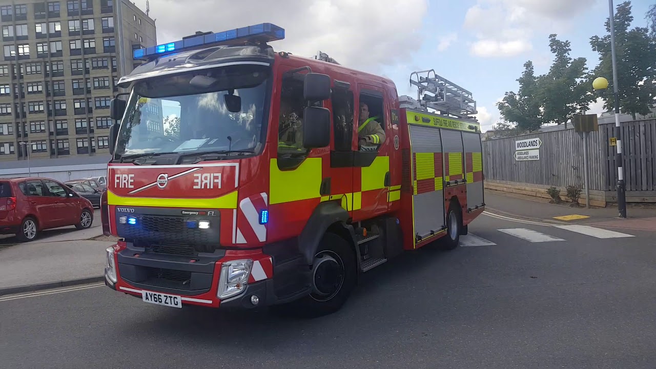 Suffolk Fire & Rescue Service Ipswich East 01P3 responding - YouTube