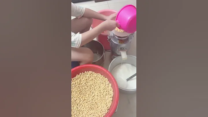 The soybeans that have expanded are then washed clean and mashed until they become soybean porridge.