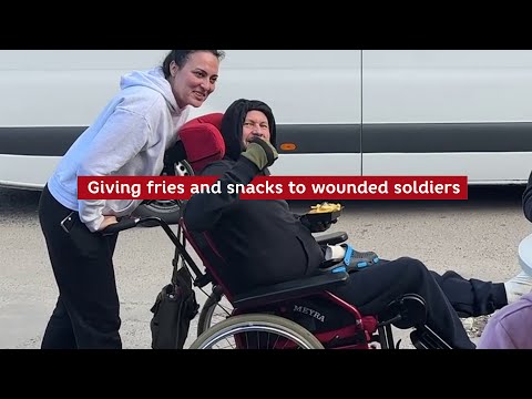 Frietjes en snacks uitdelen aan gewonde soldaten
