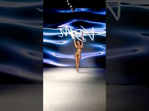 Модель Здоровается | Подпишись! #shorts #девушка #модель