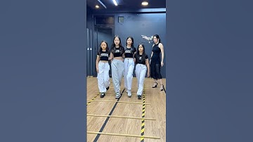 Luyện khoảng cách bước chân cho dàn mẫu nhí | Lớp mẫu nhí chuyên nghiệp