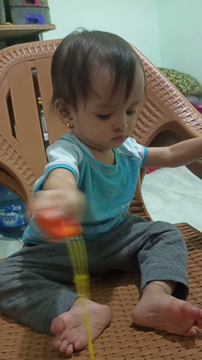 Anak 1 th main lato-lato