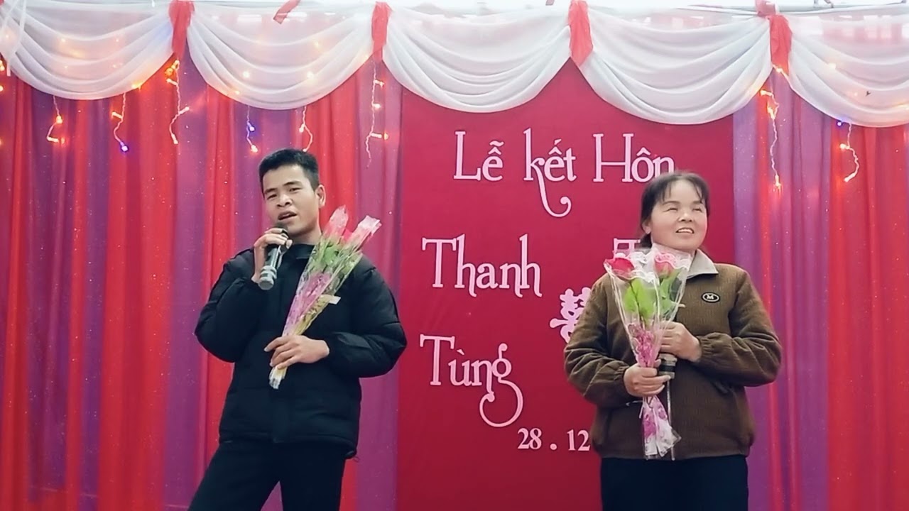 Tiểu Nhị và Mã Bời hát đối đáp phảng lài rất hay. 