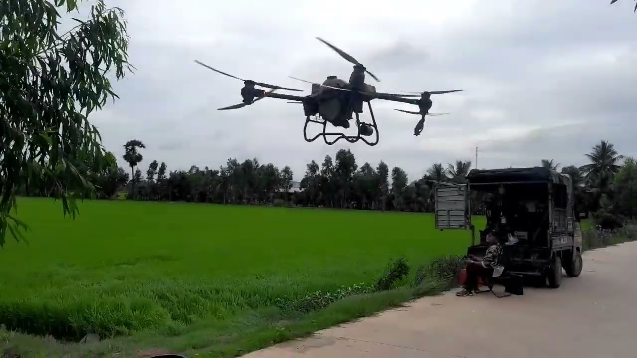 Phun thuốc Đạo Ôn cho lúa _ phun bằng công nghệ máy bay _ bay xa 600 mét #Roney Tý YouTube