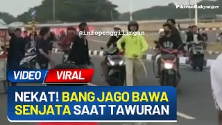 Video Viral! Pemuda Bawa Celurit Ukuran Jumbo saat Tawuran, Netizen: Bang Jago Nih Ceritanya