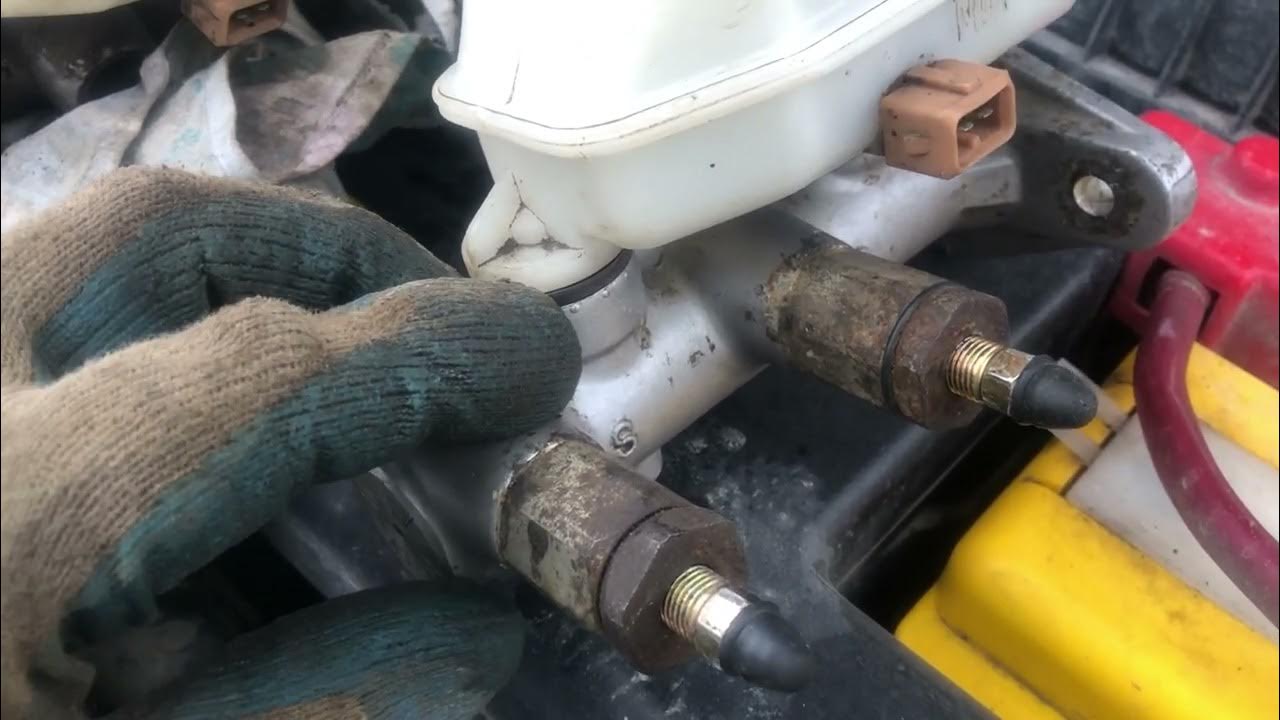 Как поменять главный тормозной цилиндр на автомобиле Hyundai Accent и с ...