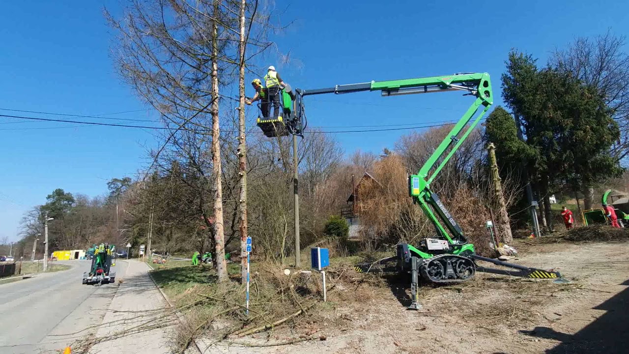 Jak rychle pokácet strom v těžko dostupných místech s plošinou Leguan 190.
