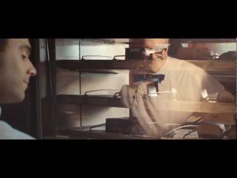 New KFC advert - '4000 cooks' - with Colonel Sanders!