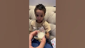 طفل يشرب الدواء بسهوله 