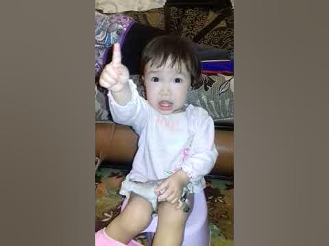 Девочка на горшке знает сколько ей лет. - YouTube