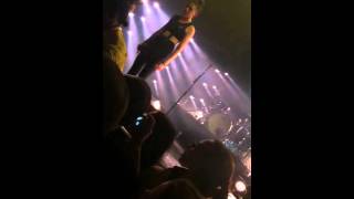 Video voorbeeld van "Lynn Gunn PVRIS kicking someone out (Norwich 2/4/16)"