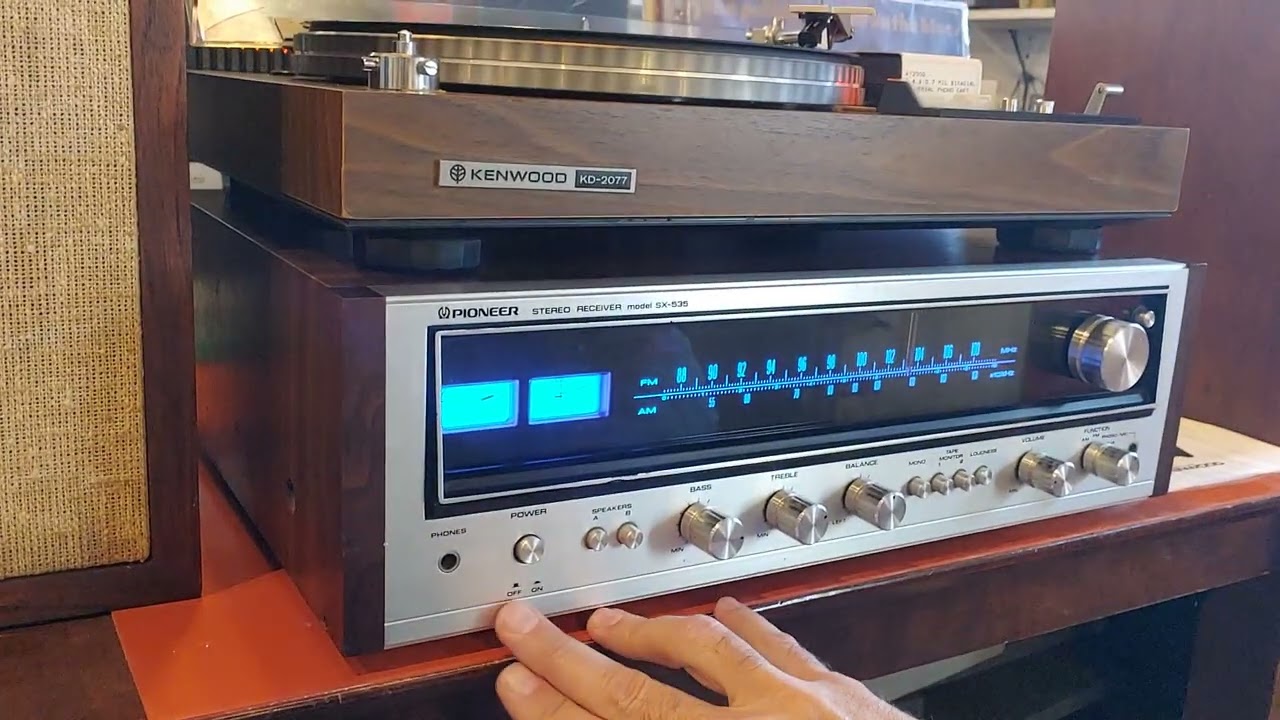 Vintage 70's Pioneer Silver Faced SX-535 Stereo Receiver. Blue LED