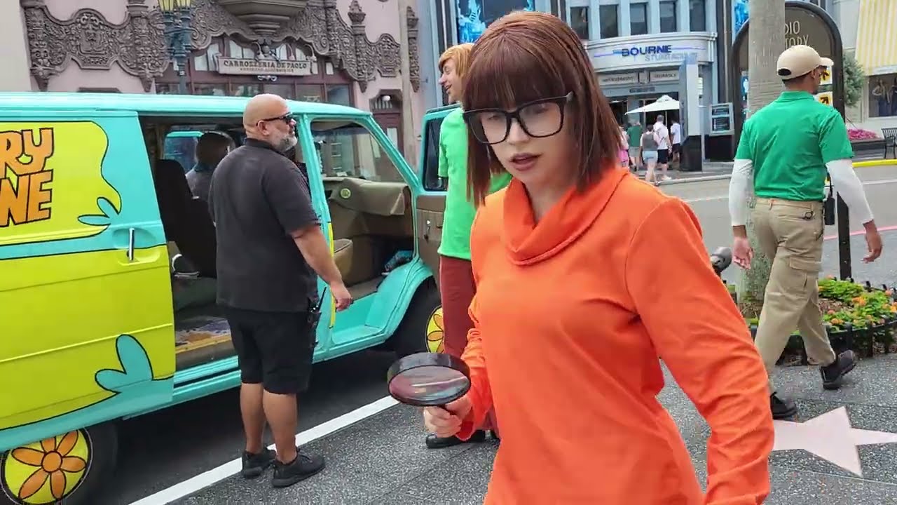 FOLLOWING THE SCOOBY-DOO MYSTERY MACHINE - WHO WILL BE INSIDE? - UNIVERSAL STUDIOS THEME PARK