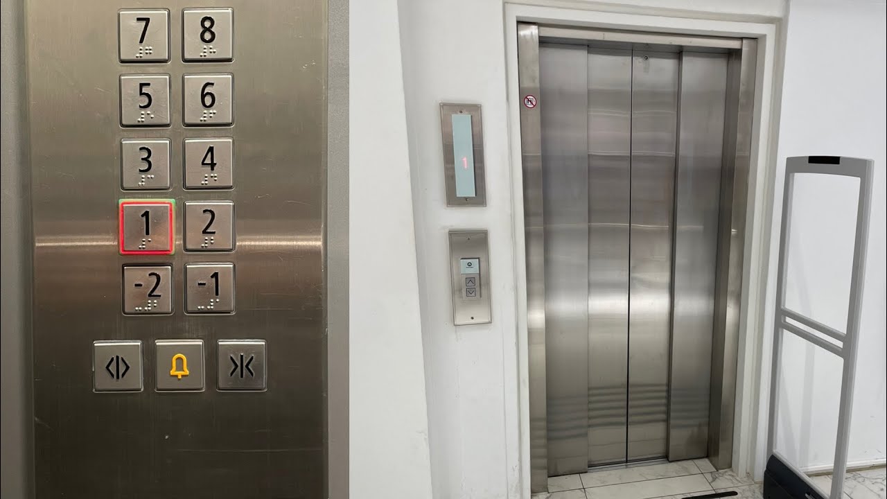 Schindler 3300 Elevator @ Steen & Strøm - Oslo, Norway