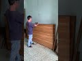 Bạn có thể 1 mình nâng được tấm ván 17 ly khổ 1220 x 2440 được không. Hãy xem tôi nâng nó nhé