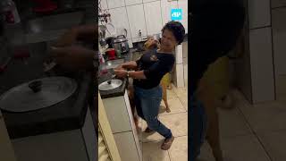 Cachorra destrói boné de tutor e se esconde da bronca com a avó #shorts