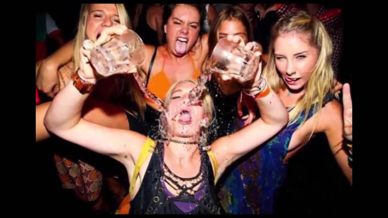 Развратная девки веселятся в клубе
