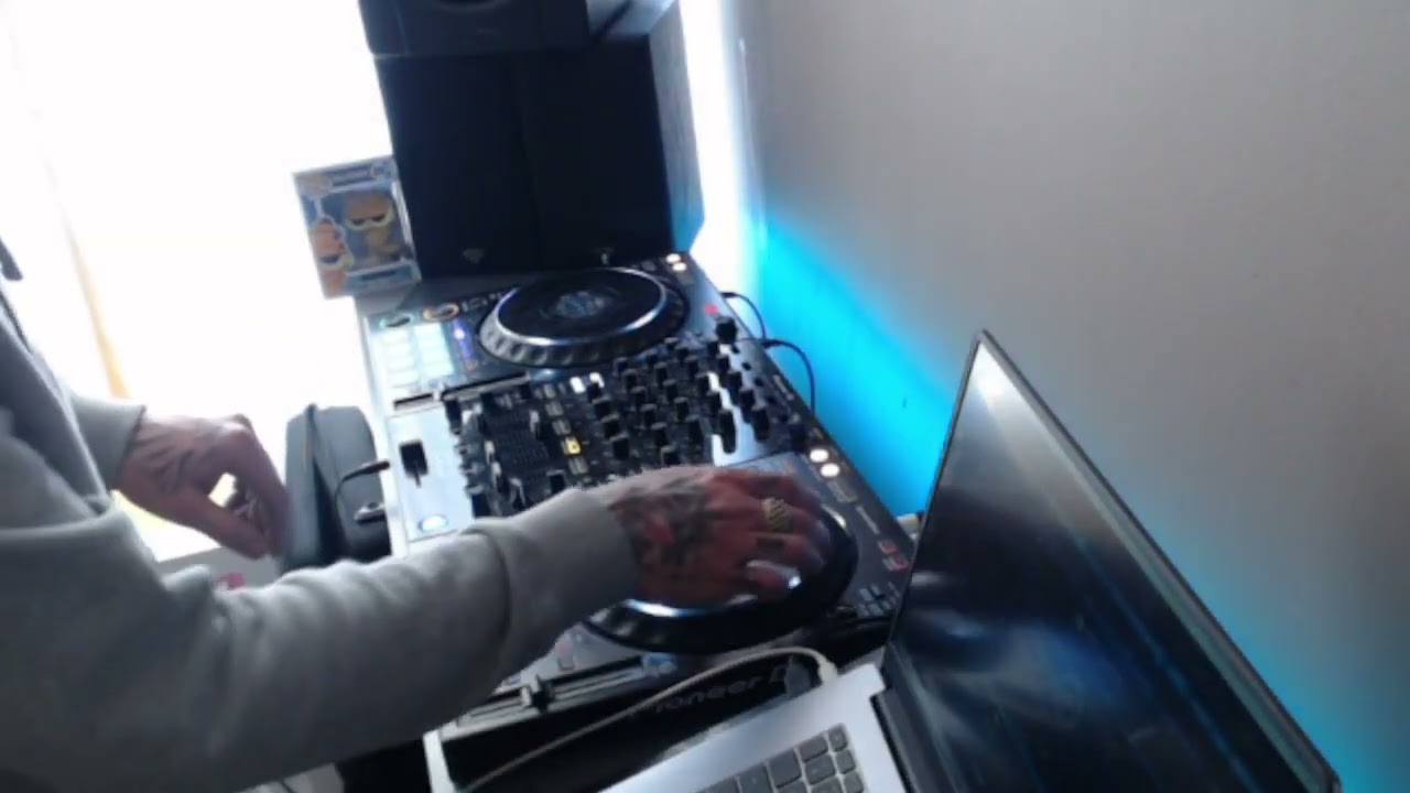 Eemzee - New Trance Show #4 - www.happynation.co.uk - 15.4.22