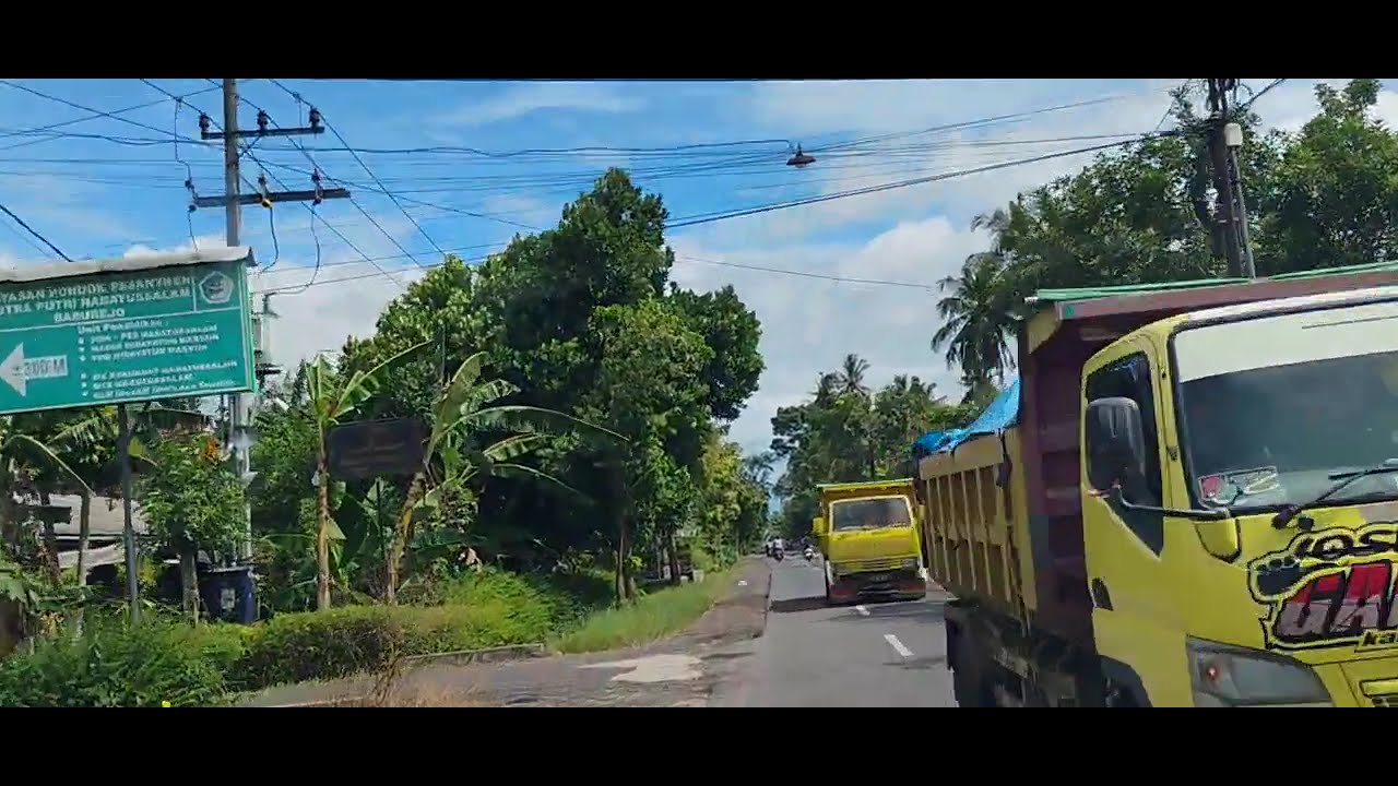 Cuaca cerah pemandangan jalan raya indah