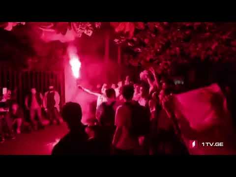 საქართველოს ნაკრებს გულშემატკივრები სტადიონის შესასვლელთან დახვდნენ