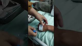 Pemasangan Infus 2 line, Semoga cepat membaik 😇 #shortvideo
