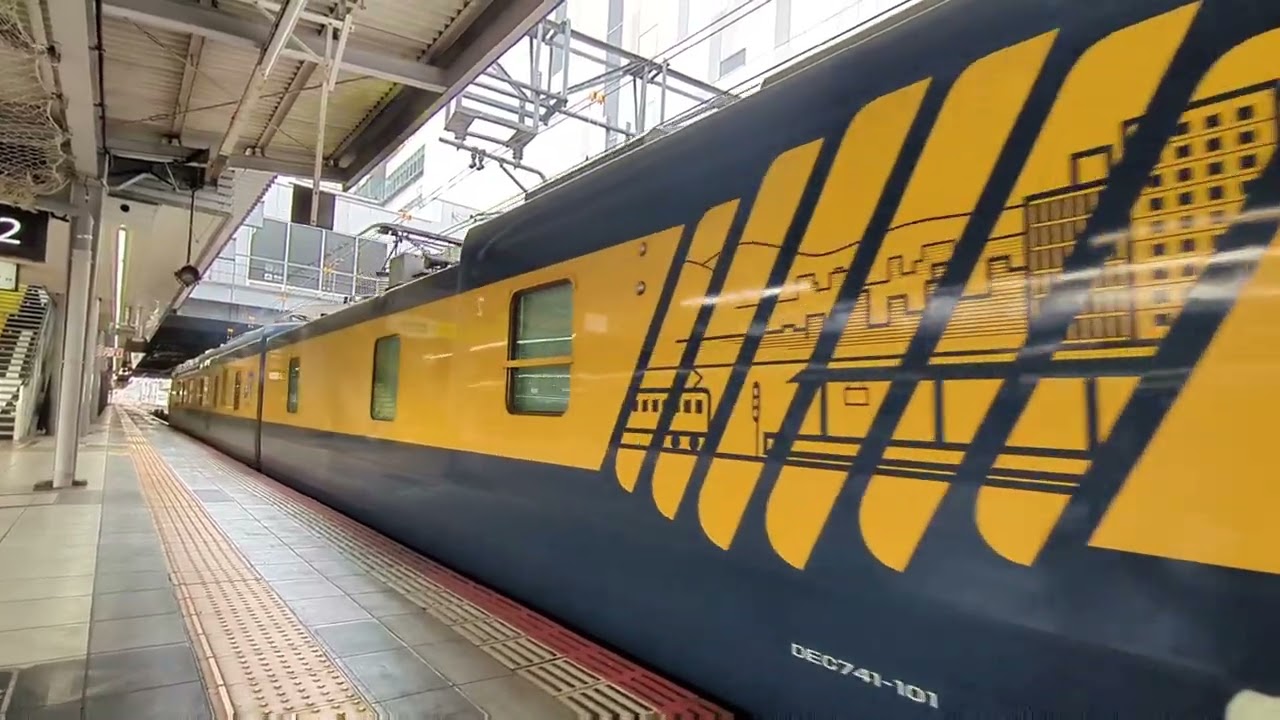 珍しい検測気動車と検明け機関車