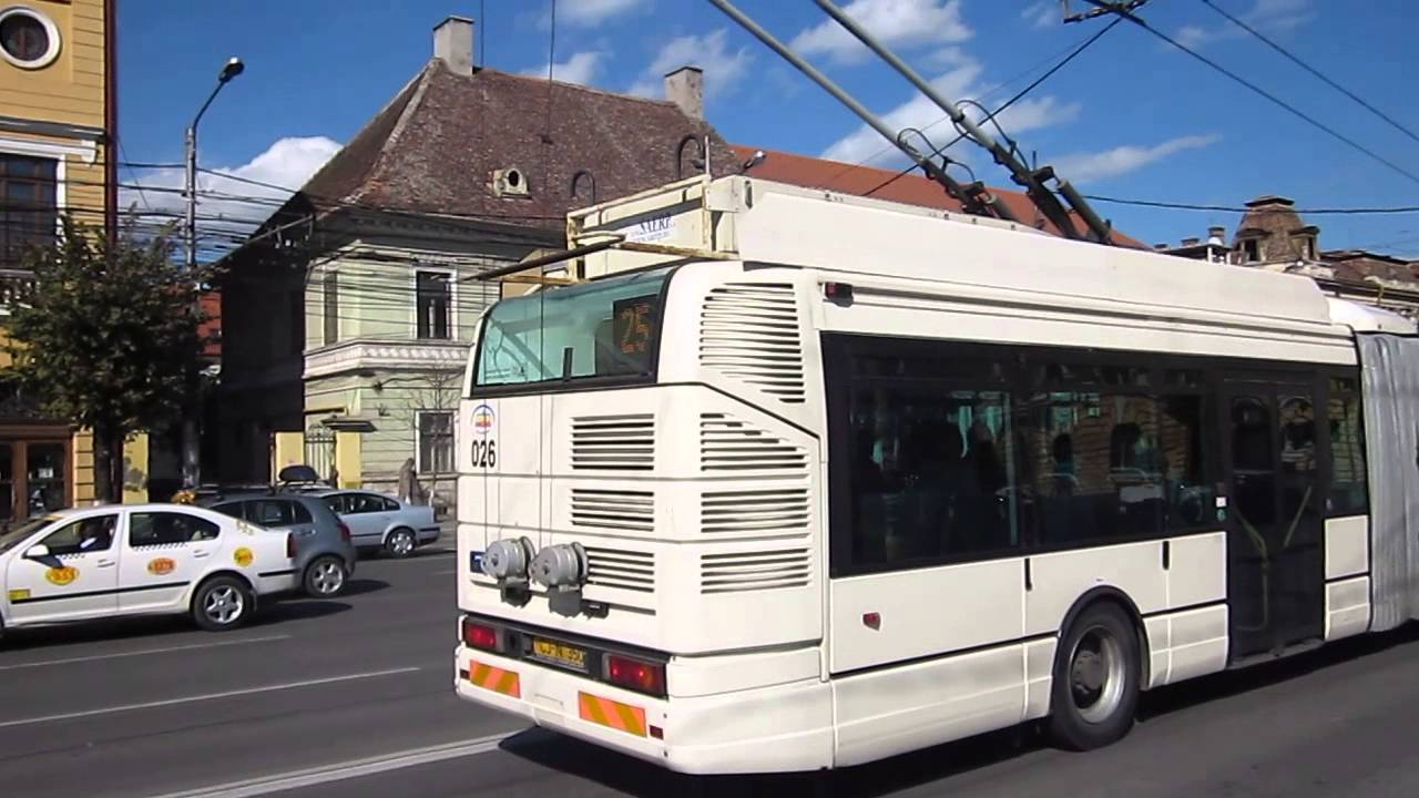 Cluj Napoca, piata Avram Iancu. Troleibuz RATUC nr. 026, traseul 25