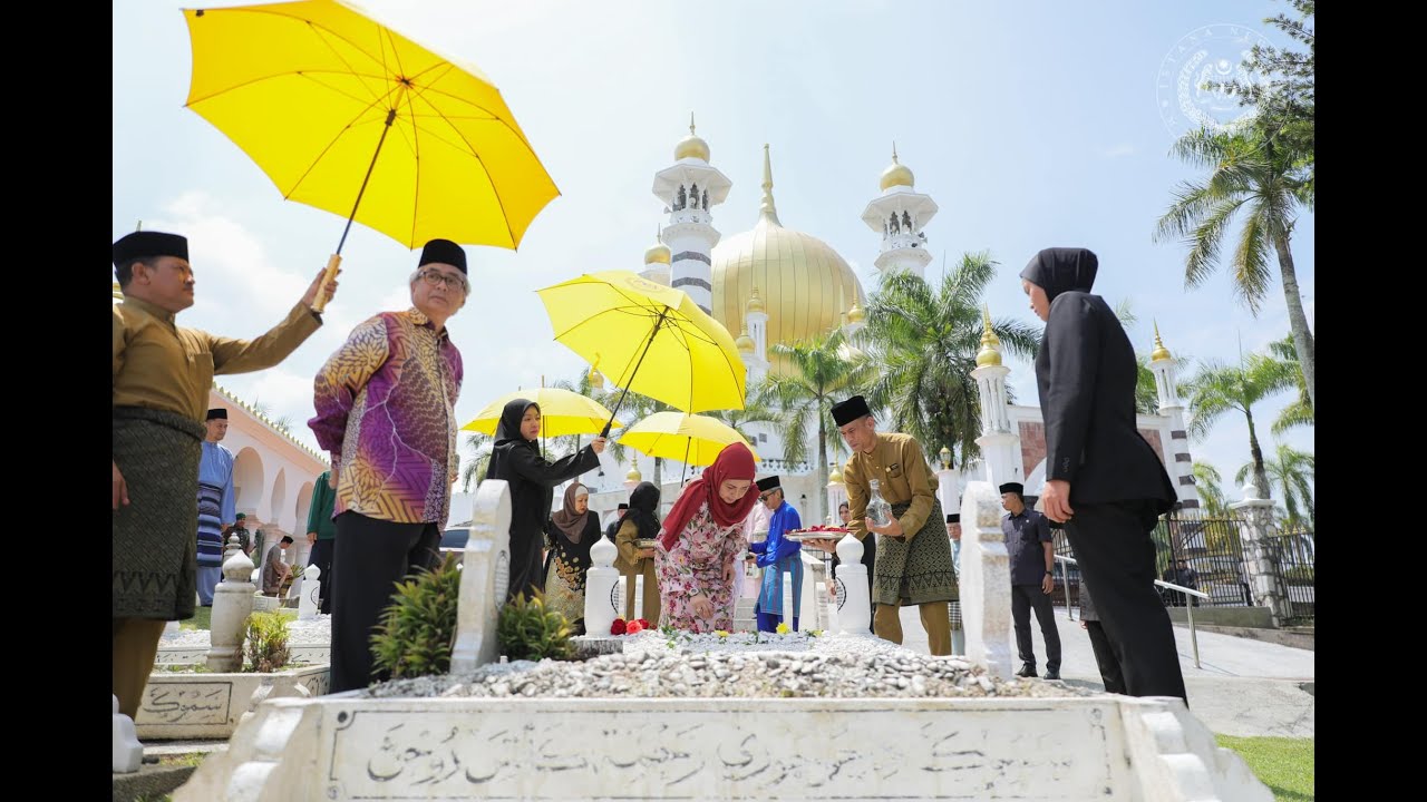 RAJA PERMAISURI AGONG BERANGKAT MENZIARAHI MAKAM DIRAJA BUKIT CHANDAN KUALA KANGSAR