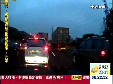 [東森新聞HD]國道驚魂！ 惡意逼車 丟板手、檳榔渣下車罵
