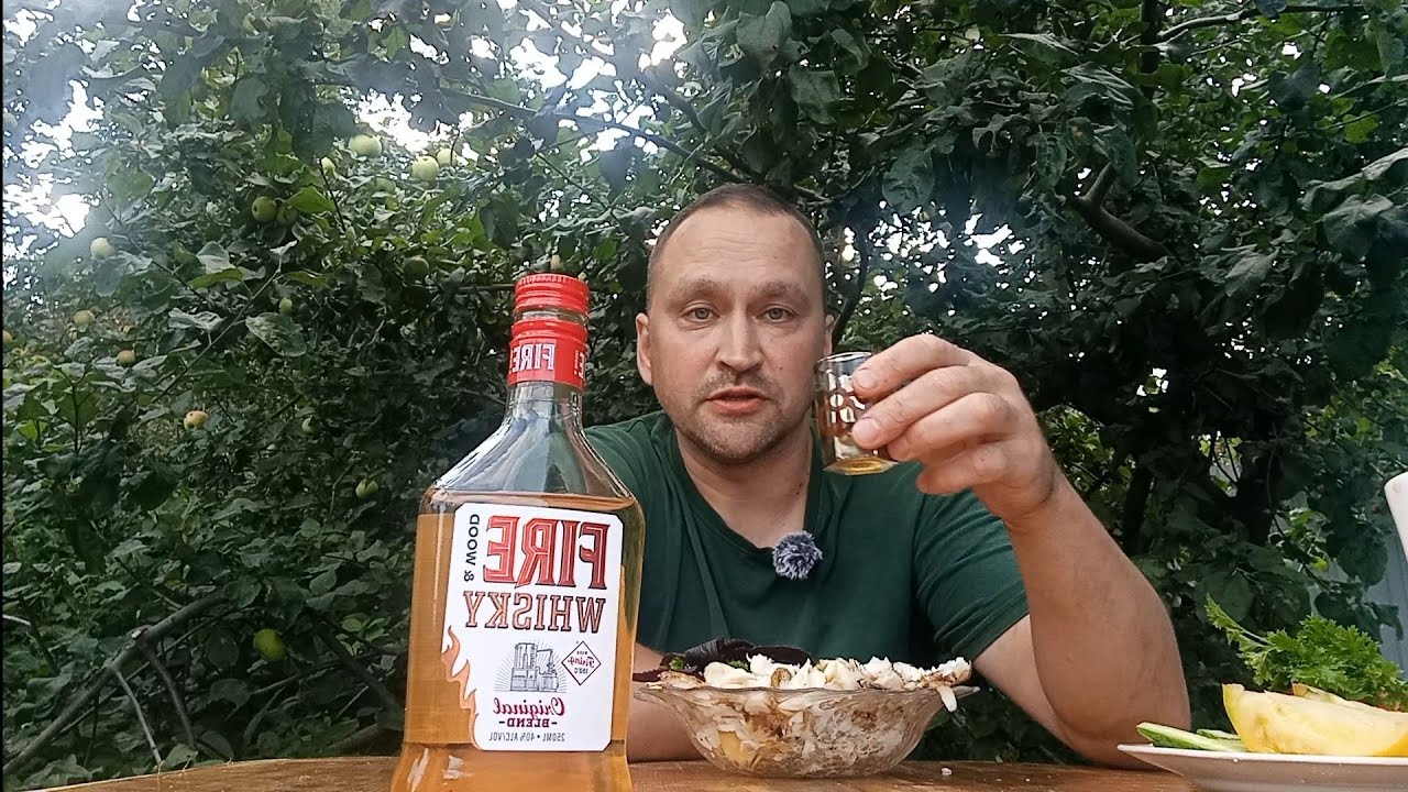 Пожарил рыбу на углях. Виски с колой 🥃. 