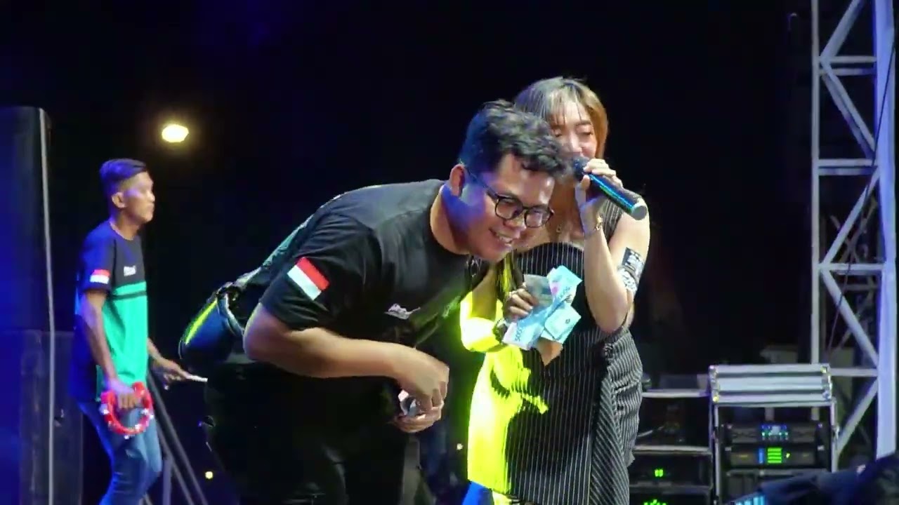 DEVIANA SAFARA - YANG PENTING HEPI (OFFICIAL KARAOKE) TANPA VOKAL