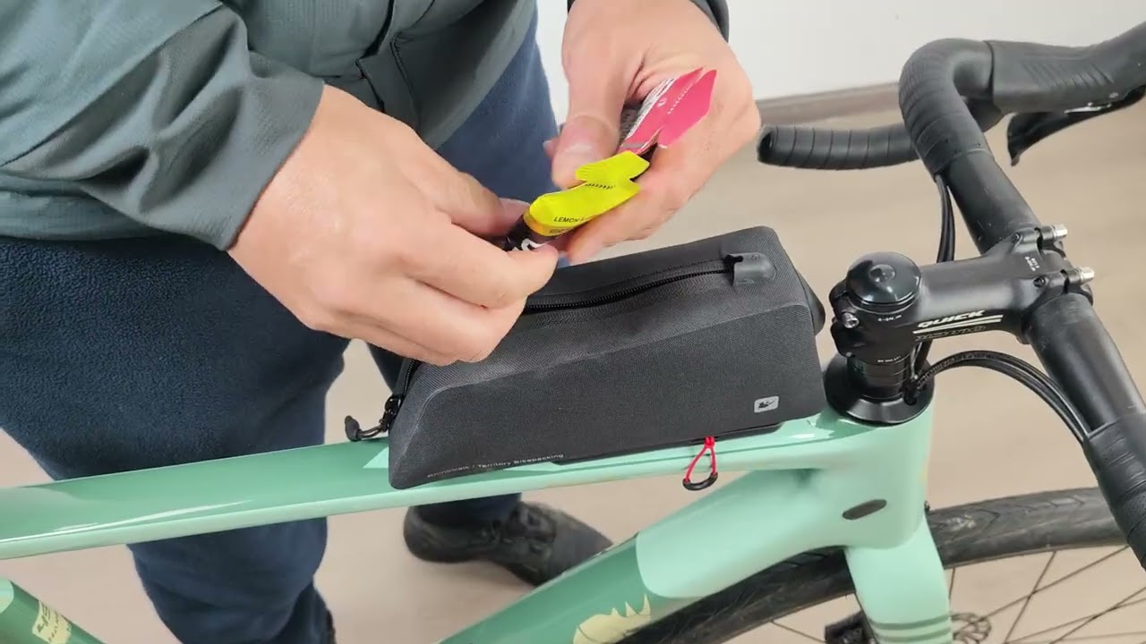 This is a strap-free top tube bag for bicycles, especially ideal for gravel bikes