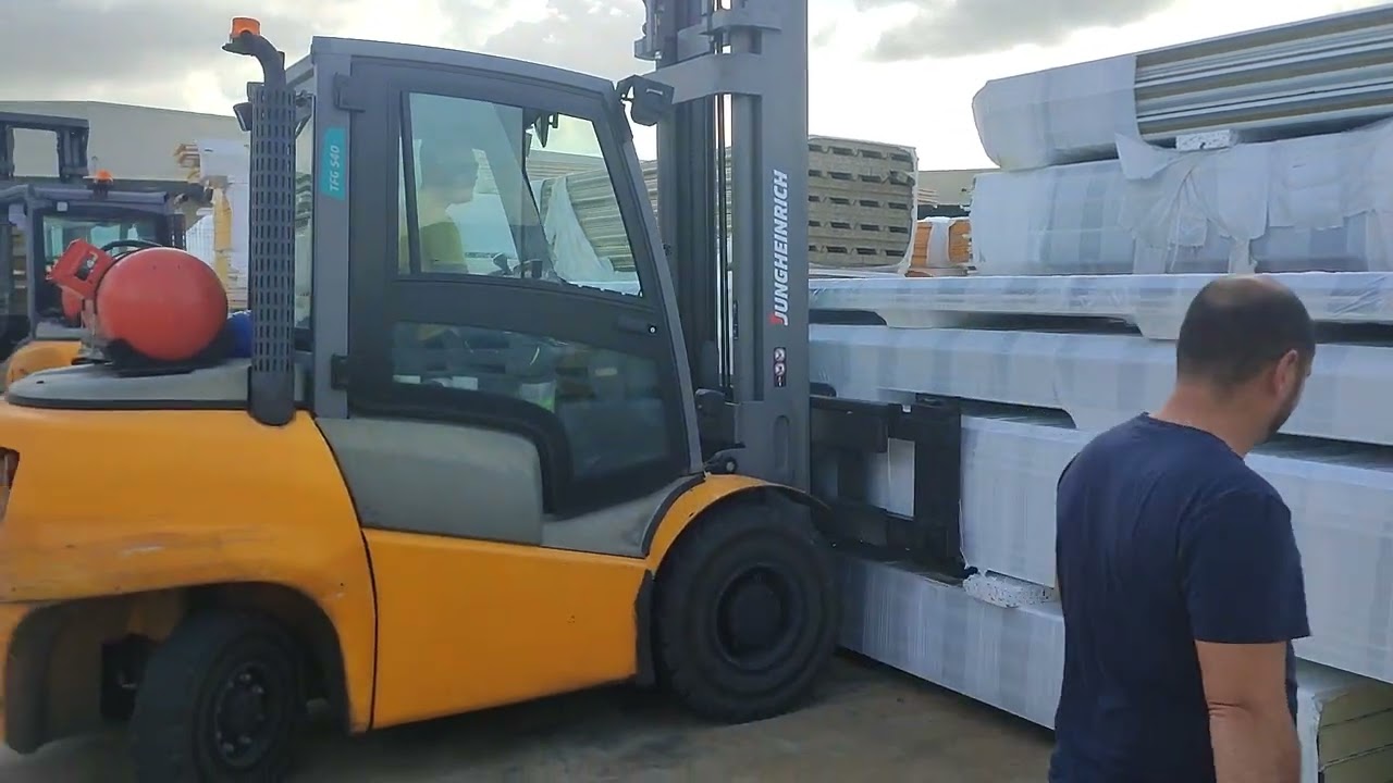 La central del panel sándwich