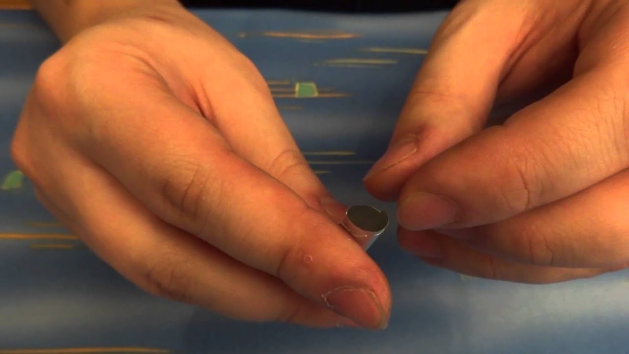 Śmieszna zabawka z kulki od łożyska i folii aluminiowej