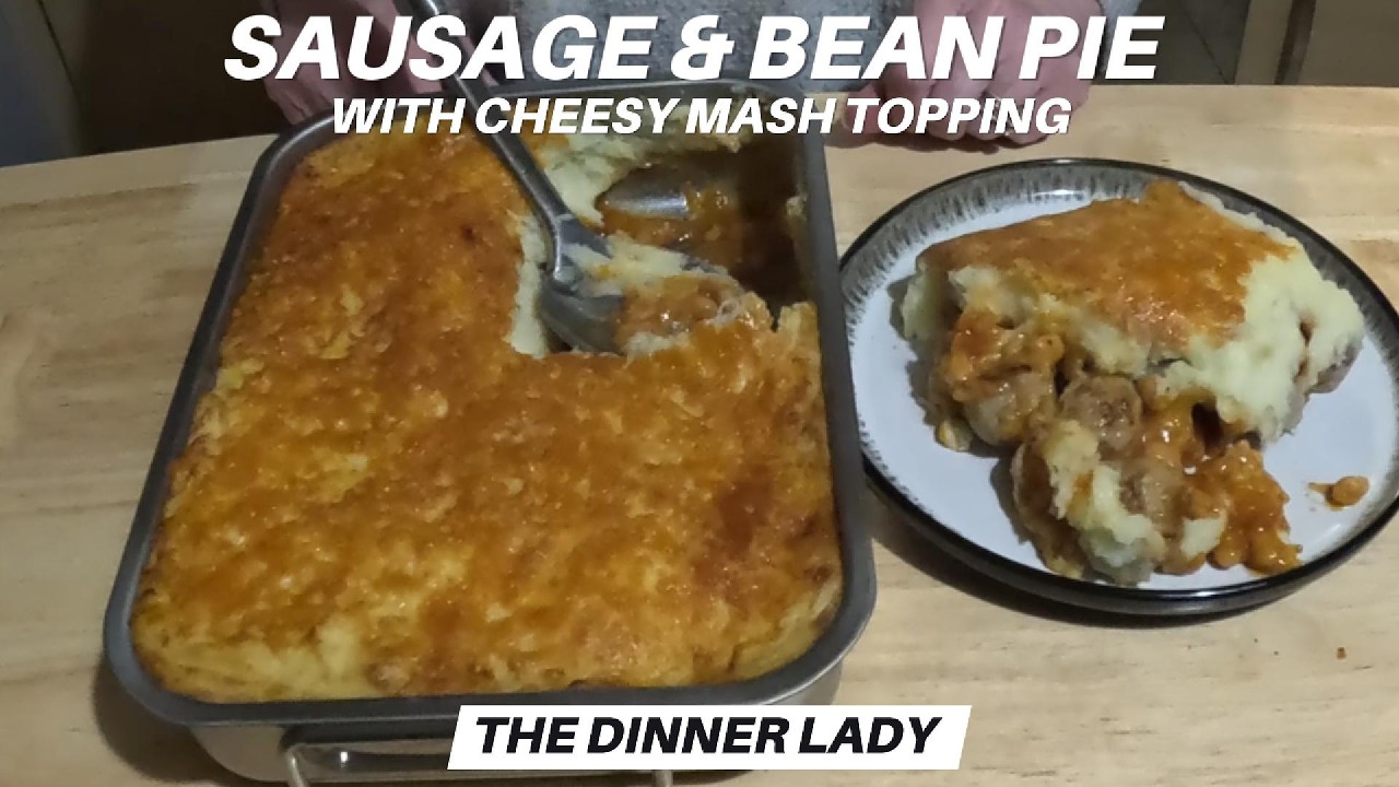 Пирог с сосисками и фасолью, покрытый картофельным пюре с сыром.