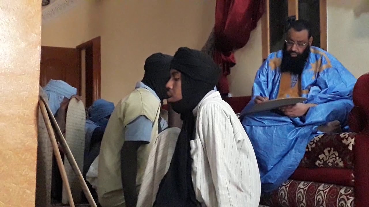 هكذا تكون قراءة الموريتاتين ولا يوجد ذالك إلا في محظرة شيخنا الشيخ الفخامة حفظه الله تعالى