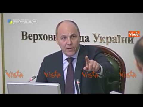 Botte al Parlamento Ucraino, deputato scatena la rissa contro collega: "Sei amico della Russia"