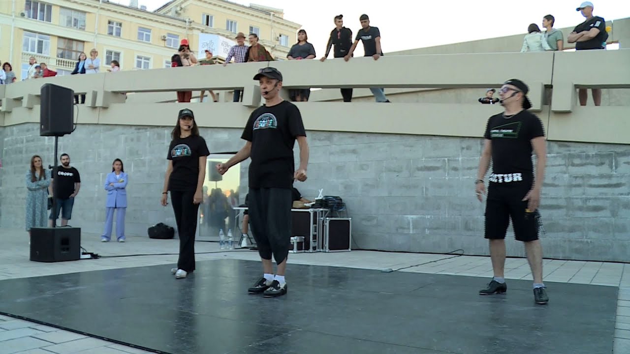 Обучение чечетке на набережной озера Кабан артистами театра  "Камала" Проект «Хәрәкәттә – бәрәкәт».