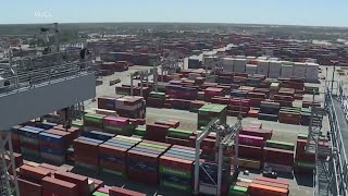 Dockworkers threatening strike