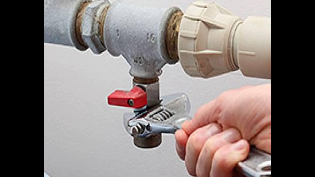 Сантехника под раковиной. Кран водопроводный. Сантехнические услуги. Сантехника водоснабжение. Сантехника трубы и краны.