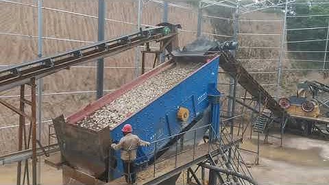 Vibrating screen with exciters