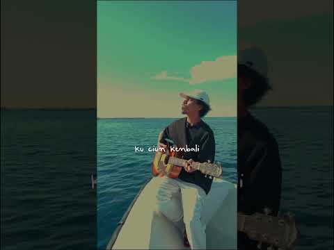 Menari-nari di laut