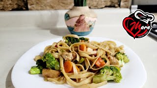 Pasta con pollo y vegetales